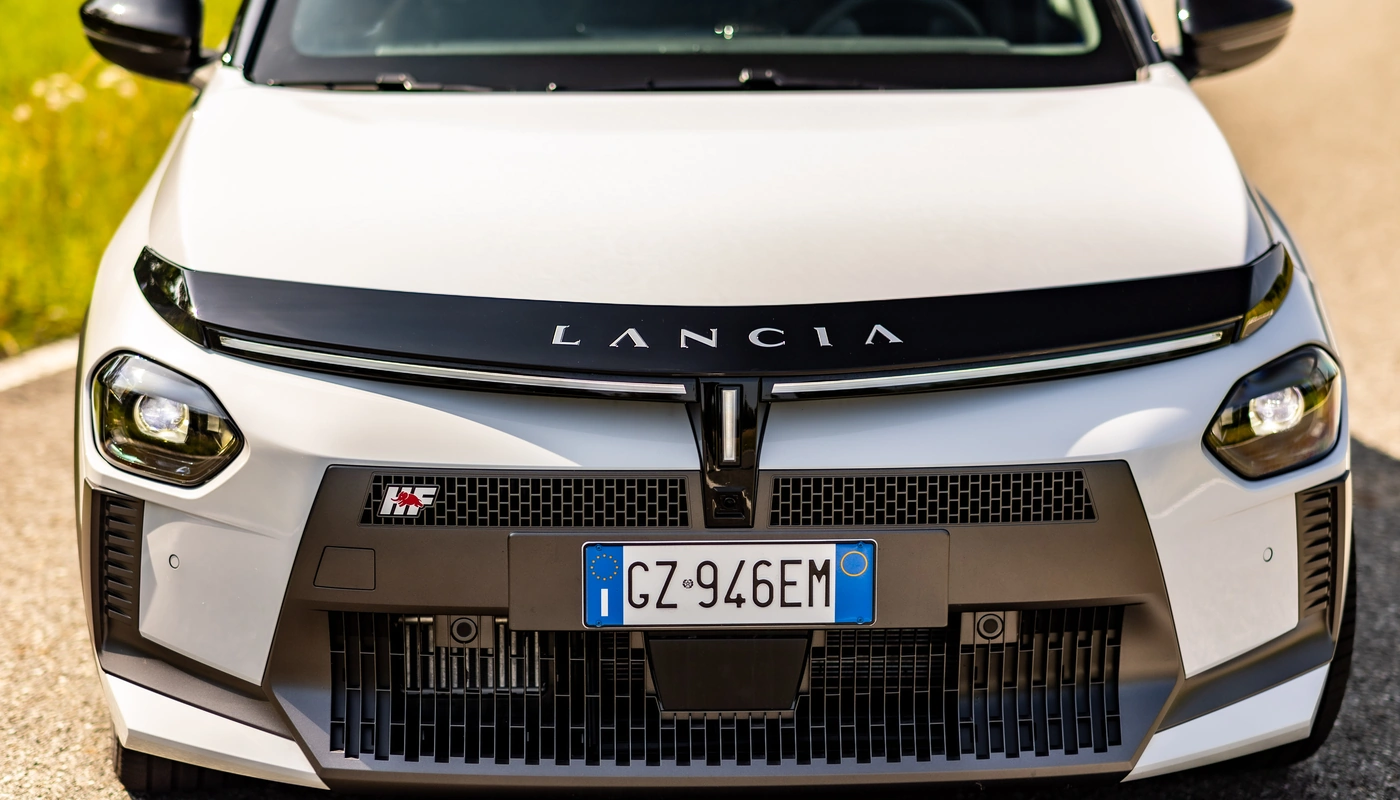 Lancia Ypsilon Hf - Contexto Entorno Real Contexto Aparcado Exterior Frontal Exterior Detalle