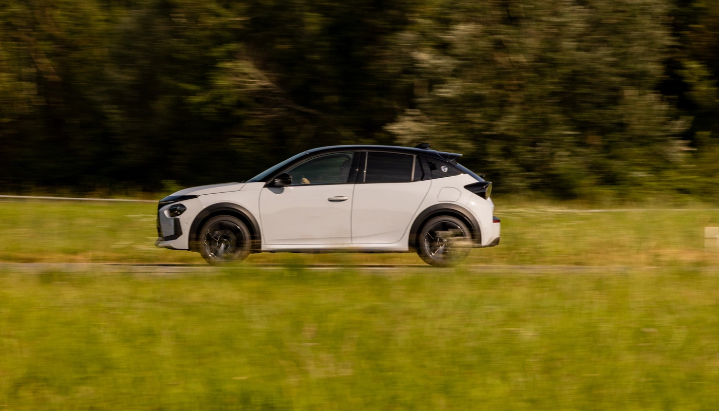 Lancia Ypsilon Hf - Contexto Entorno Real Contexto Conduciendo Exterior Lateral Izquierda