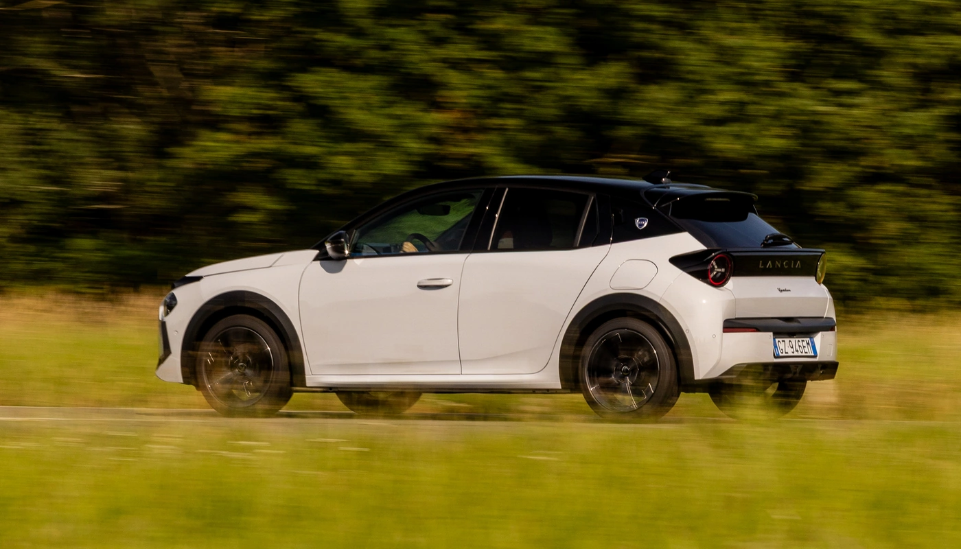 Lancia Ypsilon Hf - Contexto Entorno Real Contexto Conduciendo Exterior Lateral Izquierda