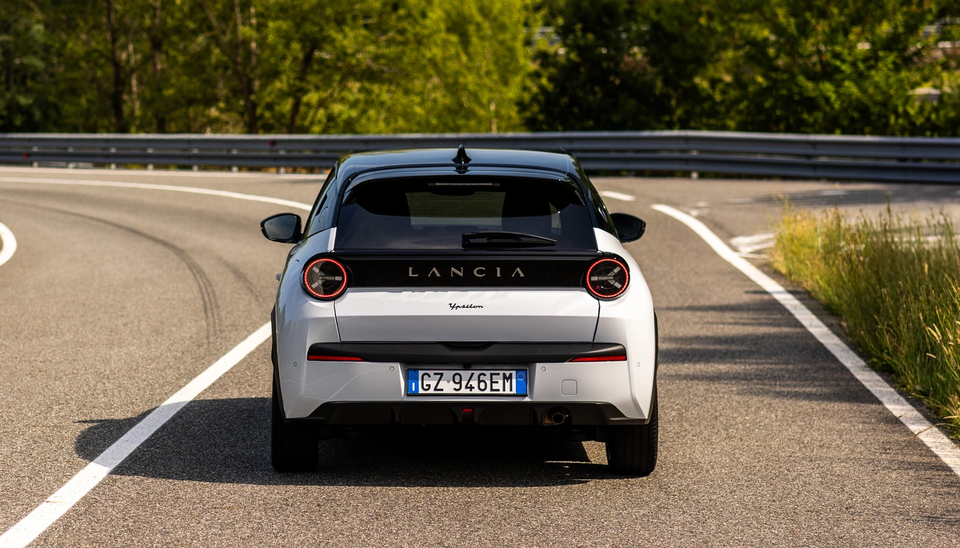 Lancia Ypsilon Hf - Contexto Entorno Real Contexto Conduciendo Exterior Trasera