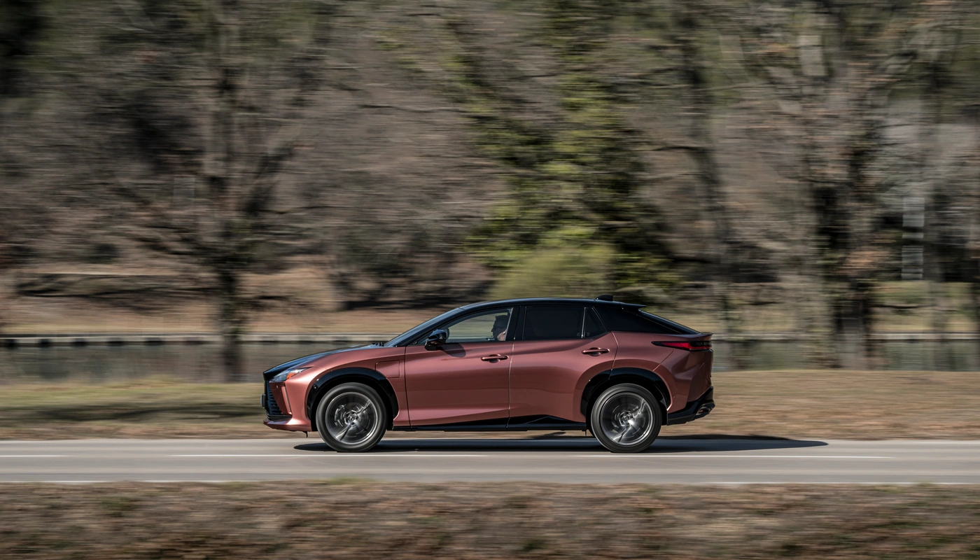 Lexus Rz E Executive - Contexto Conduciendo Exterior Lateral Izquierda