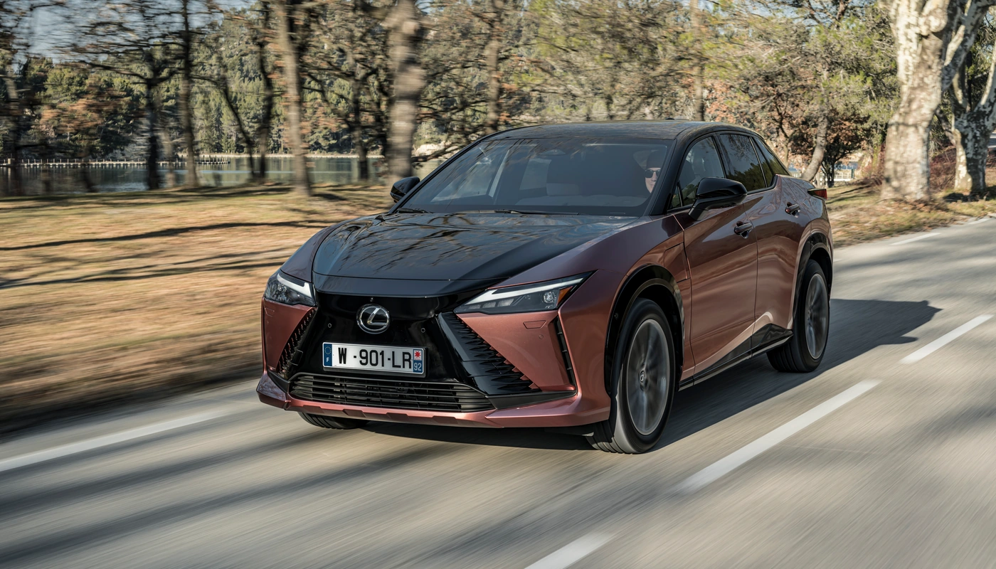 Lexus Rz E Executive - Contexto Entorno Real Contexto Conduciendo Exterior Frontal Izquierda