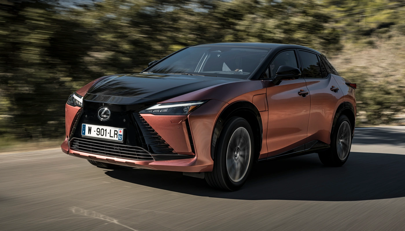 Lexus Rz E Executive - Contexto Entorno Real Contexto Conduciendo Exterior Frontal Izquierda