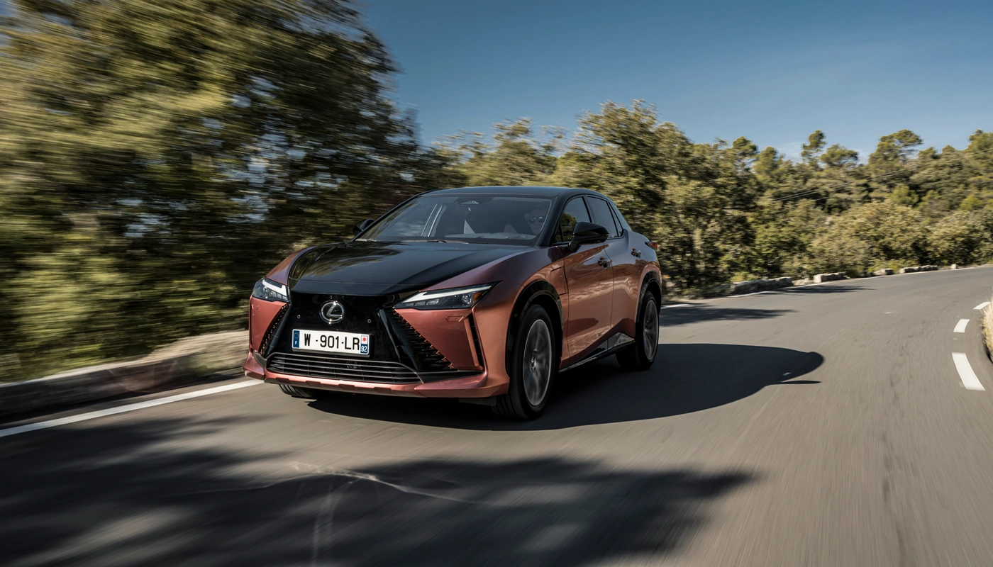 Lexus Rz E Executive - Contexto Entorno Real Contexto Conduciendo Exterior Frontal Izquierda