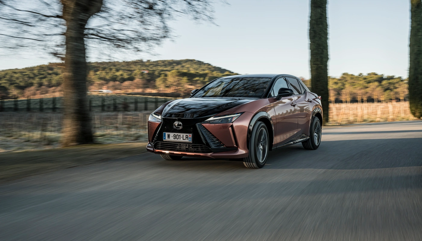 Lexus Rz E Executive - Contexto Entorno Real Contexto Conduciendo Exterior Frontal Izquierda