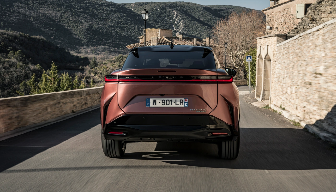 Lexus Rz E Executive - Contexto Entorno Real Contexto Conduciendo Exterior Trasera