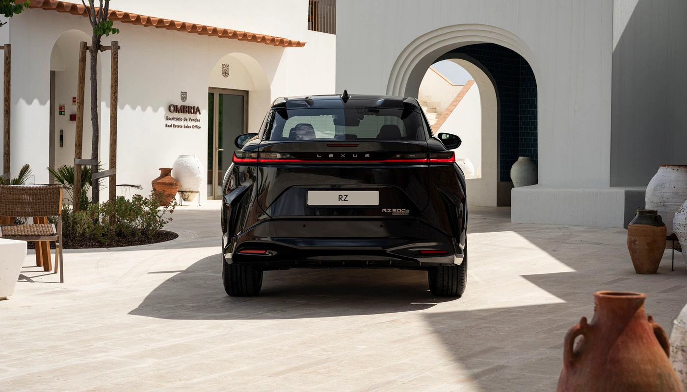 Lexus Rz E Luxury - Contexto Entorno Real Contexto Aparcado Exterior Trasera