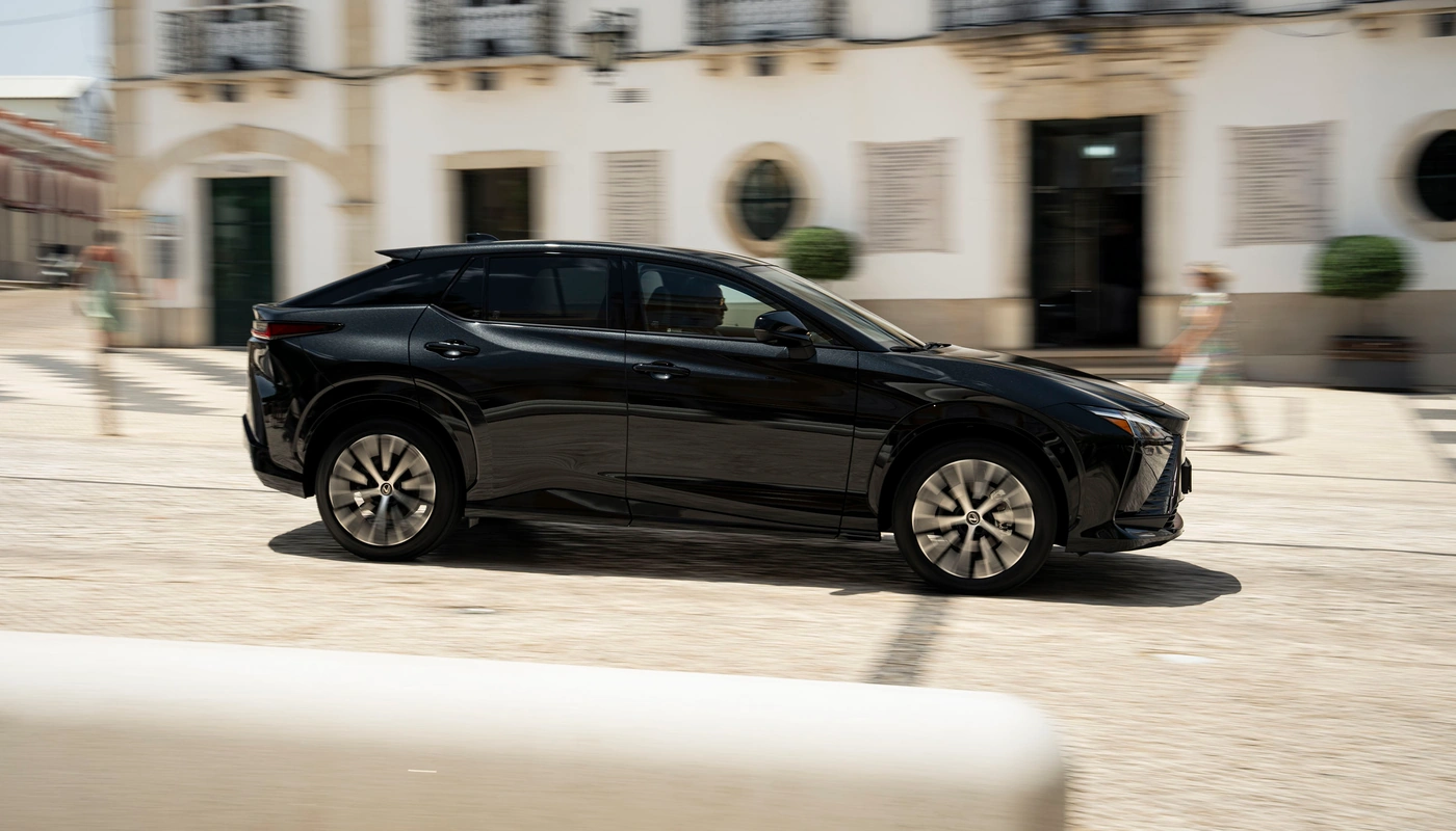 Lexus Rz E Luxury - Contexto Entorno Real Contexto Conduciendo Exterior Lateral Derecha