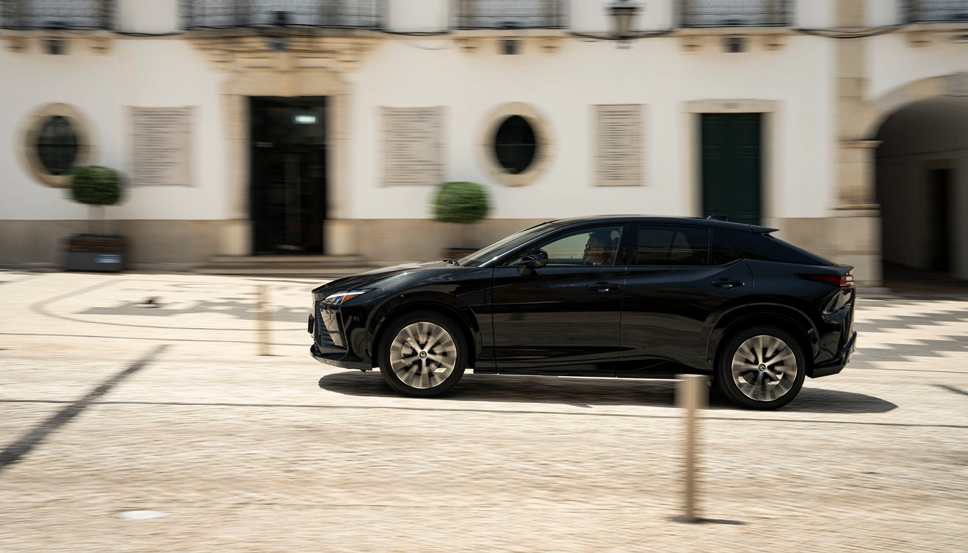 Lexus Rz E Luxury - Contexto Entorno Real Contexto Conduciendo Exterior Lateral Izquierda