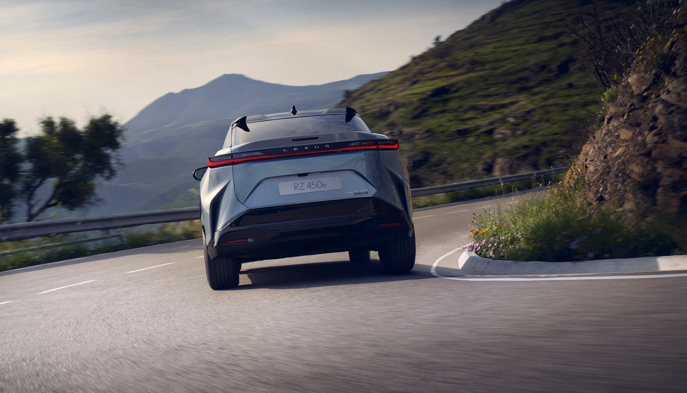 Lexus Rz E Premium - Contexto Entorno Real Contexto Conduciendo Exterior Trasera