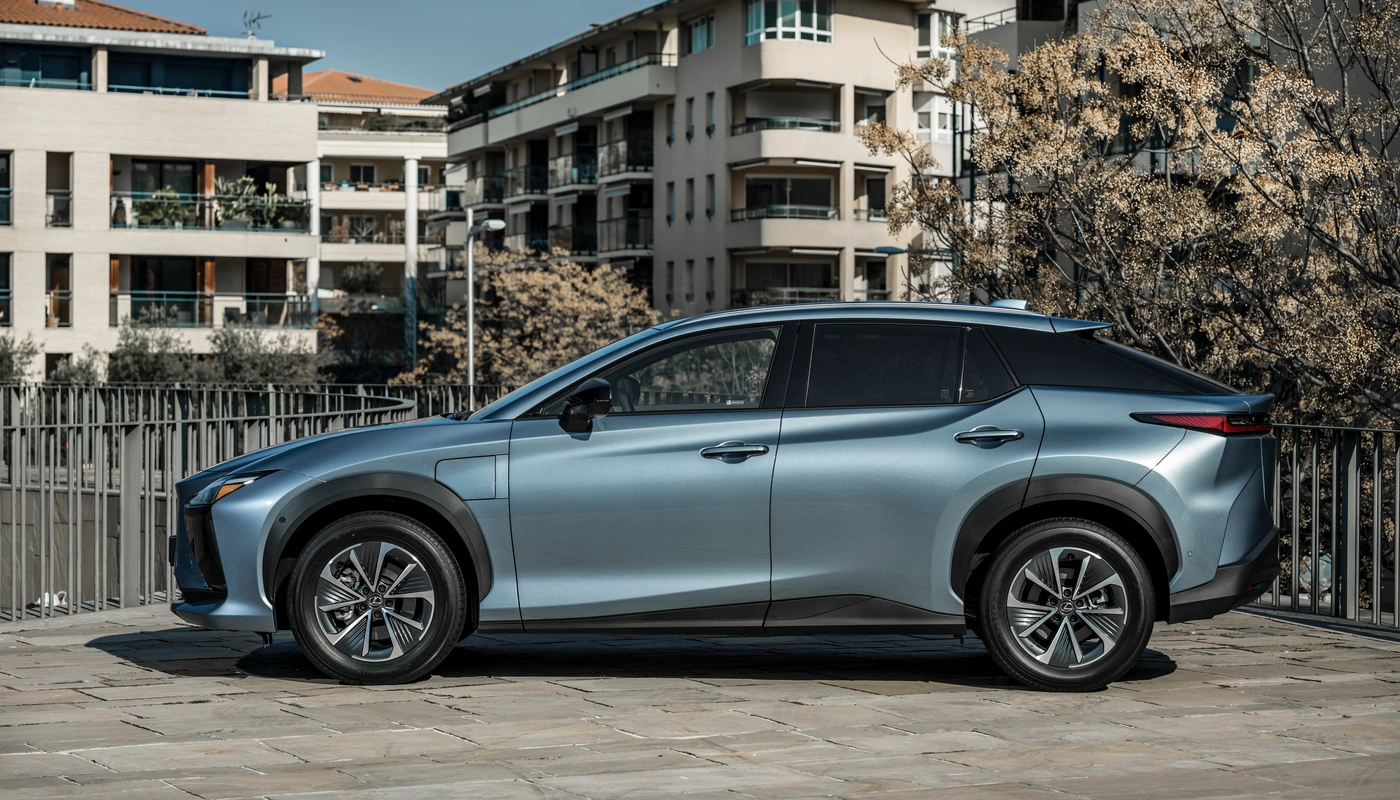 Lexus Rz E Premium Efficiency - Contexto Entorno Real Contexto Aparcado Exterior Lateral Izquierda