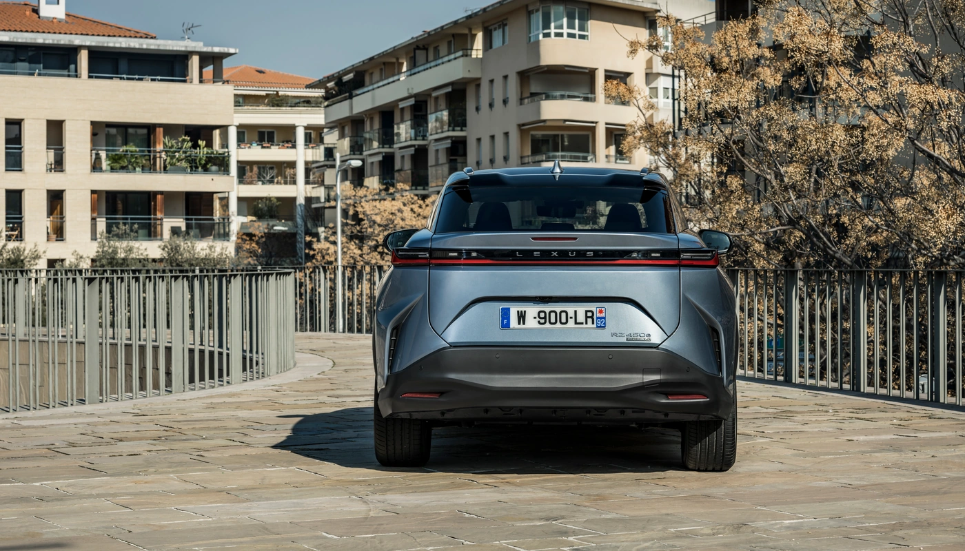 Lexus Rz E Premium Efficiency - Contexto Entorno Real Contexto Aparcado Exterior Trasera