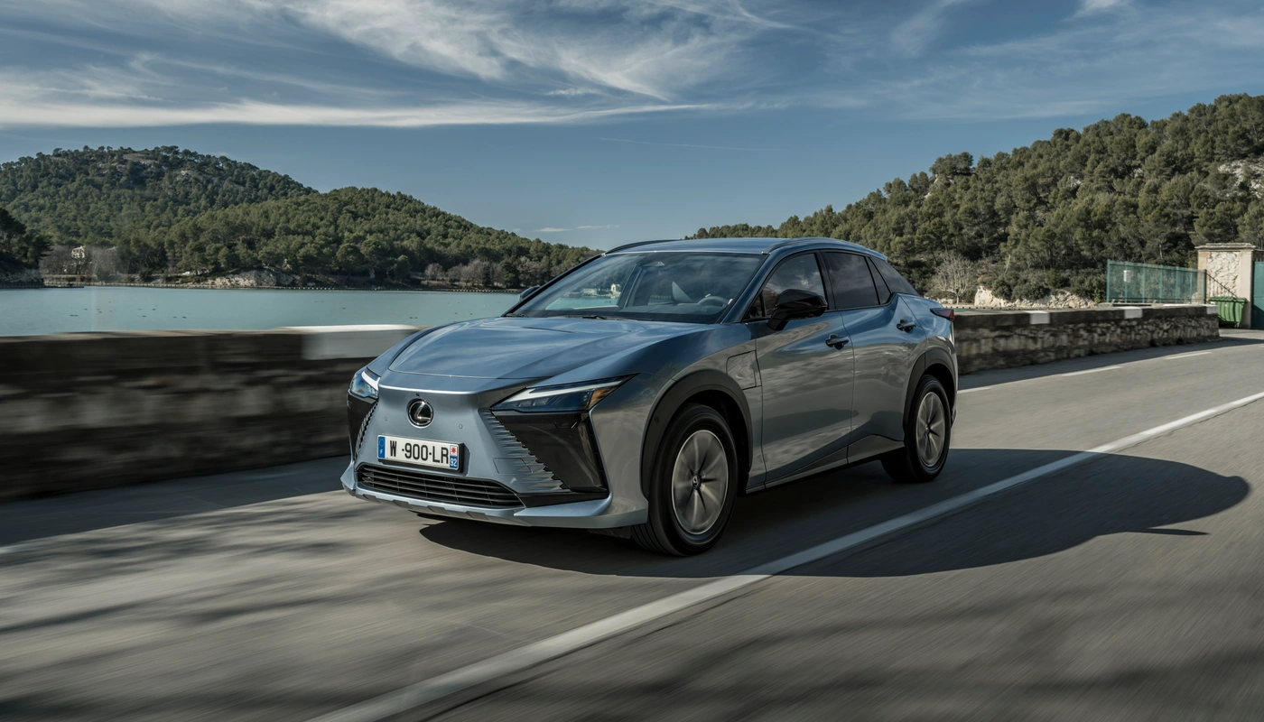 Lexus Rz E Premium Efficiency - Contexto Entorno Real Contexto Conduciendo Exterior Frontal Izquierda