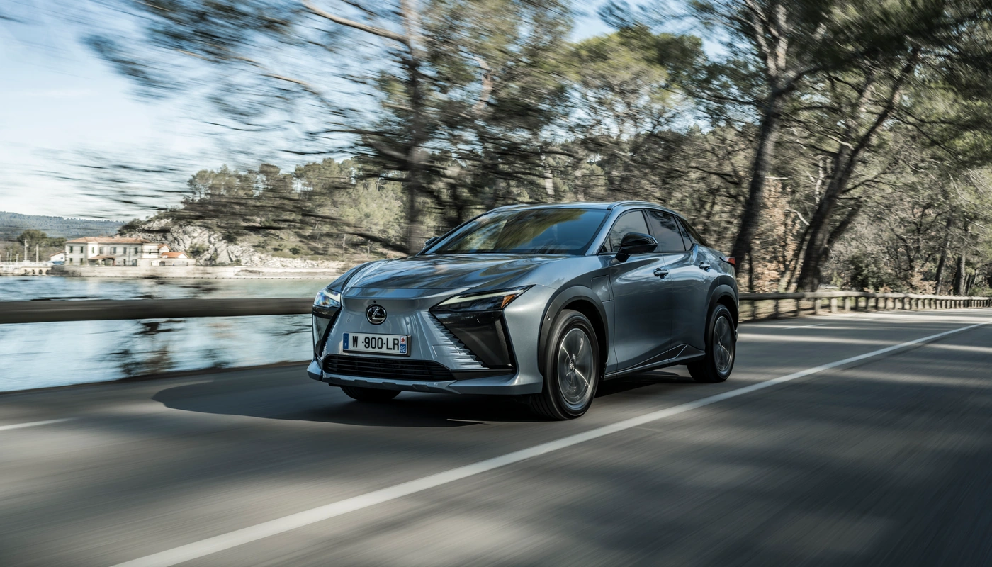 Lexus Rz E Premium Efficiency - Contexto Entorno Real Contexto Conduciendo Exterior Frontal Izquierda