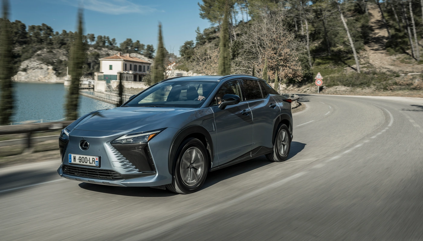 Lexus Rz E Premium Efficiency - Contexto Entorno Real Contexto Conduciendo Exterior Frontal Izquierda