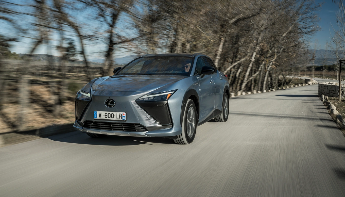 Lexus Rz E Premium Efficiency - Contexto Entorno Real Contexto Conduciendo Exterior Frontal Izquierda