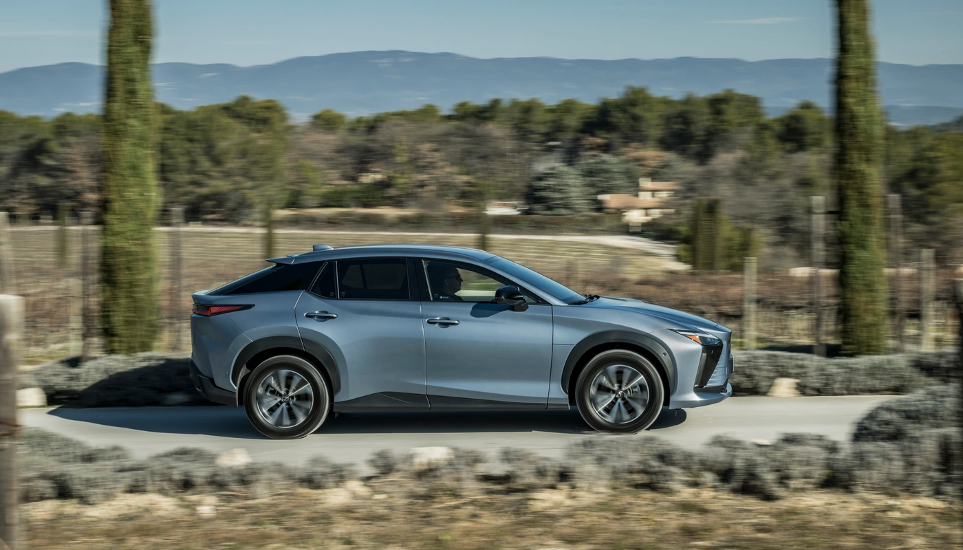 Lexus Rz E Premium Efficiency - Contexto Entorno Real Contexto Conduciendo Exterior Lateral Derecha