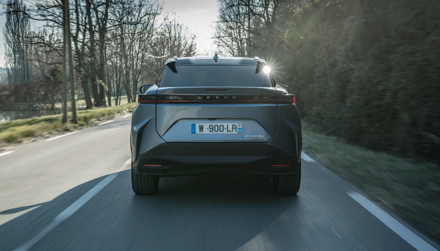 Lexus Rz E Premium Efficiency - Contexto Entorno Real Contexto Conduciendo Exterior Trasera