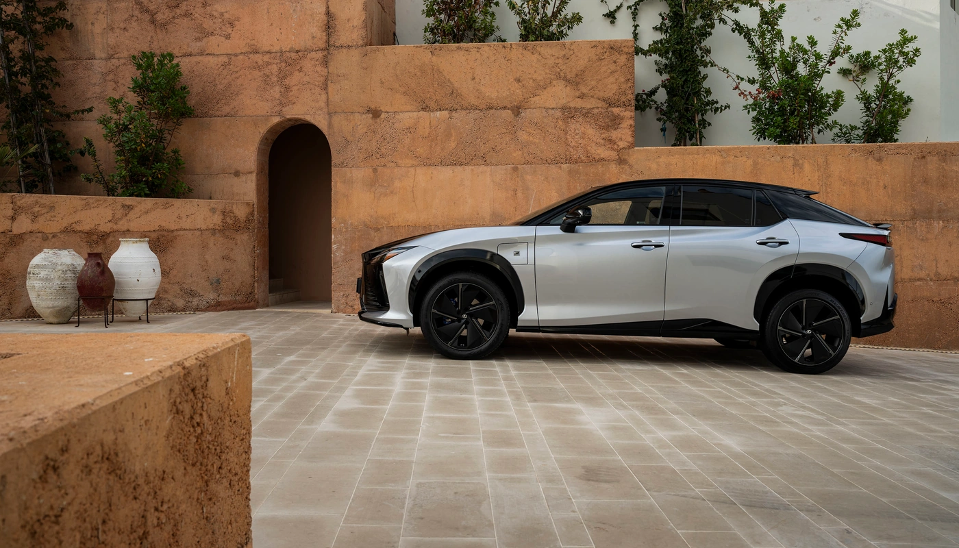 Lexus Rz F Sport - Contexto Entorno Real Exterior Lateral Izquierda