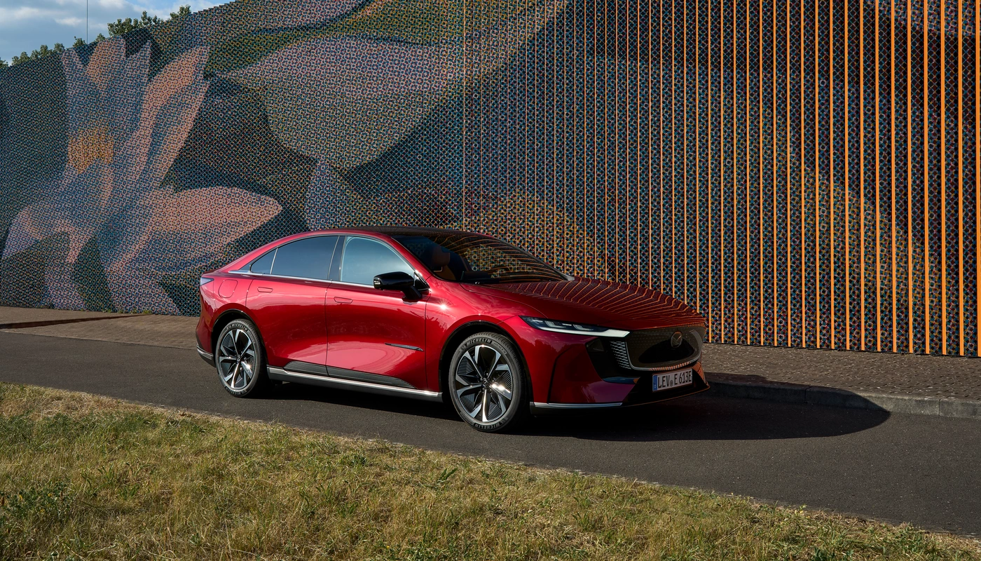 Mazda 6e Takumi Plus - Contexto Entorno Real Exterior Frontal Derecha Exterior Lateral Derecha