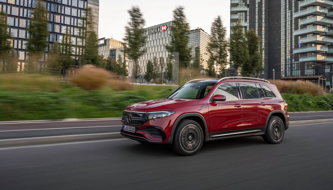 Mercedes Benz Eqb 250 Amg Night Edition - Contexto Entorno Real Contexto Conduciendo Exterior Lateral Izquierda