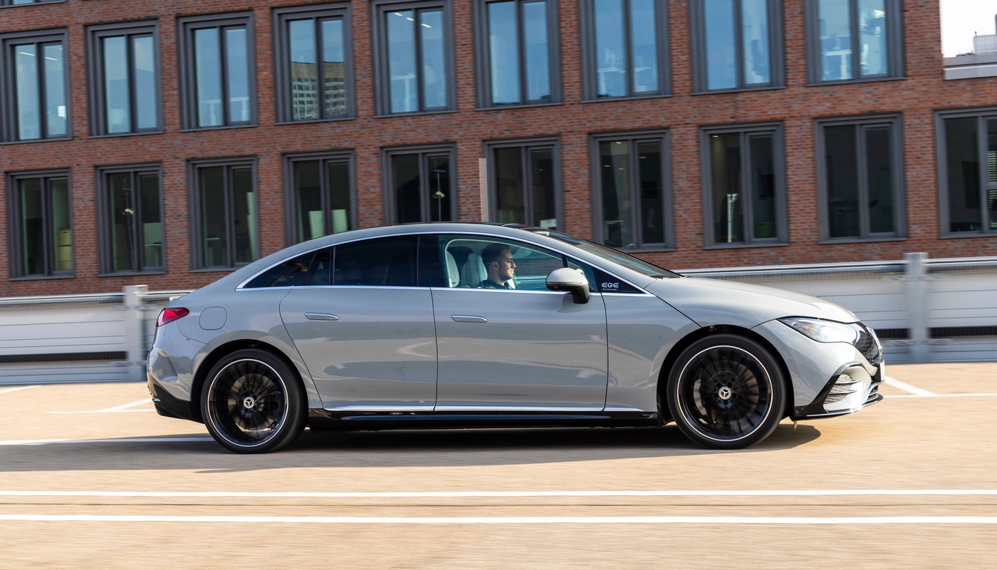 Mercedes Benz Eqe Berlina 350 Plus - Contexto Entorno Real Contexto Conduciendo Exterior Lateral Derecha