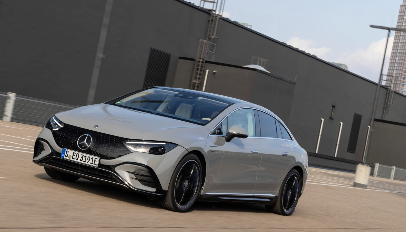 Mercedes Benz Eqe Berlina 350 Plus - Contexto Entorno Real Contexto Conduciendo Exterior Lateral Izquierda