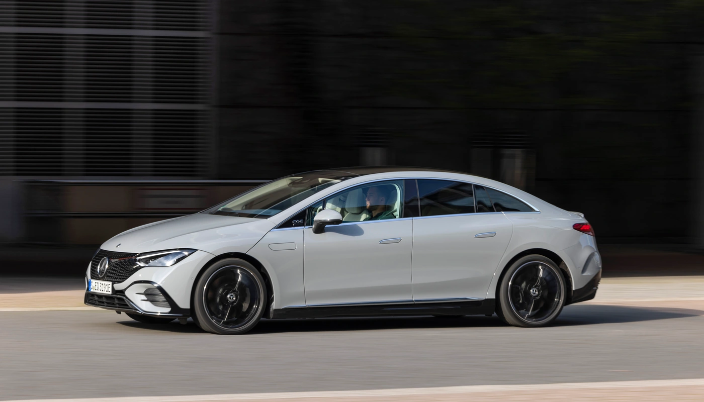 Mercedes Benz Eqe Berlina 350 Plus - Contexto Entorno Real Contexto Conduciendo Exterior Lateral Izquierda