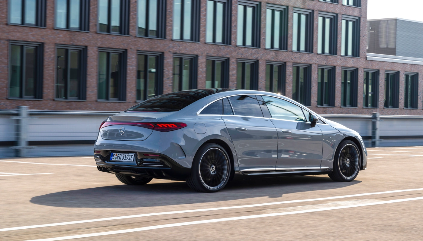 Mercedes Benz Eqe Berlina 350 Plus - Contexto Entorno Real Contexto Conduciendo Exterior Trasera Izquierda Exterior Lateral Derecha