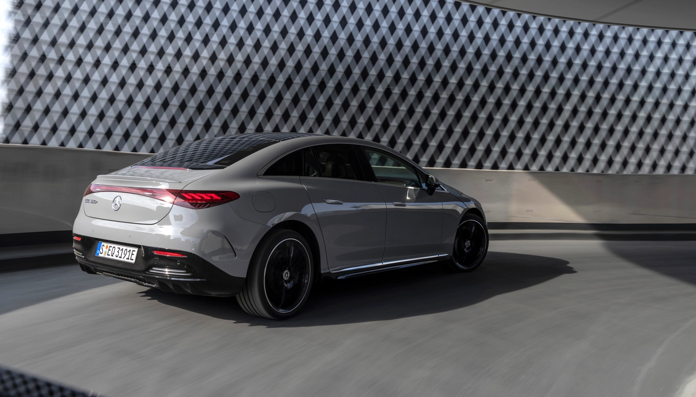 Mercedes Benz Eqe Berlina 350 Plus - Contexto Entorno Real Contexto Conduciendo Exterior Trasera Izquierda Exterior Lateral Derecha