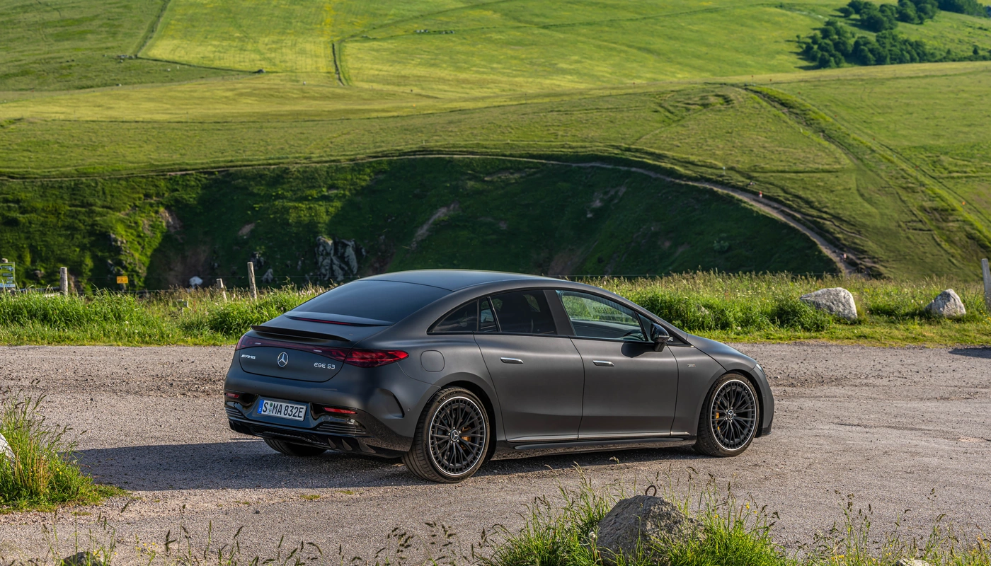 Mercedes Benz Eqe Berlina Mercedes Amg 53 4matic - Contexto Entorno Real Contexto Aparcado Exterior Trasera Izquierda Exterior Lateral Derecha