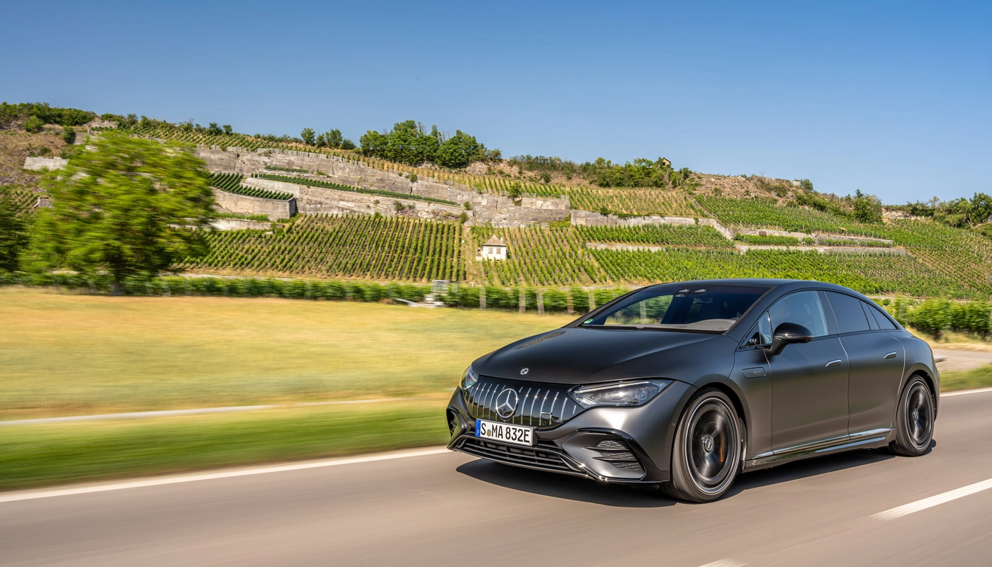 Mercedes Benz Eqe Berlina Mercedes Amg 53 4matic - Contexto Entorno Real Contexto Conduciendo Exterior Frontal Izquierda