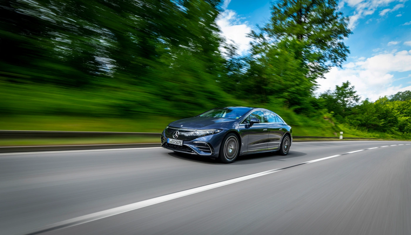 Mercedes Benz Eqs Berlina 450 Plus - Contexto Entorno Real Contexto Conduciendo Exterior Frontal Izquierda