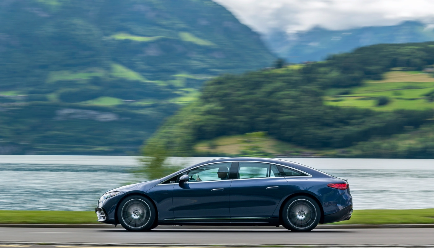 Mercedes Benz Eqs Berlina 450 Plus - Contexto Entorno Real Contexto Conduciendo Exterior Lateral Izquierda