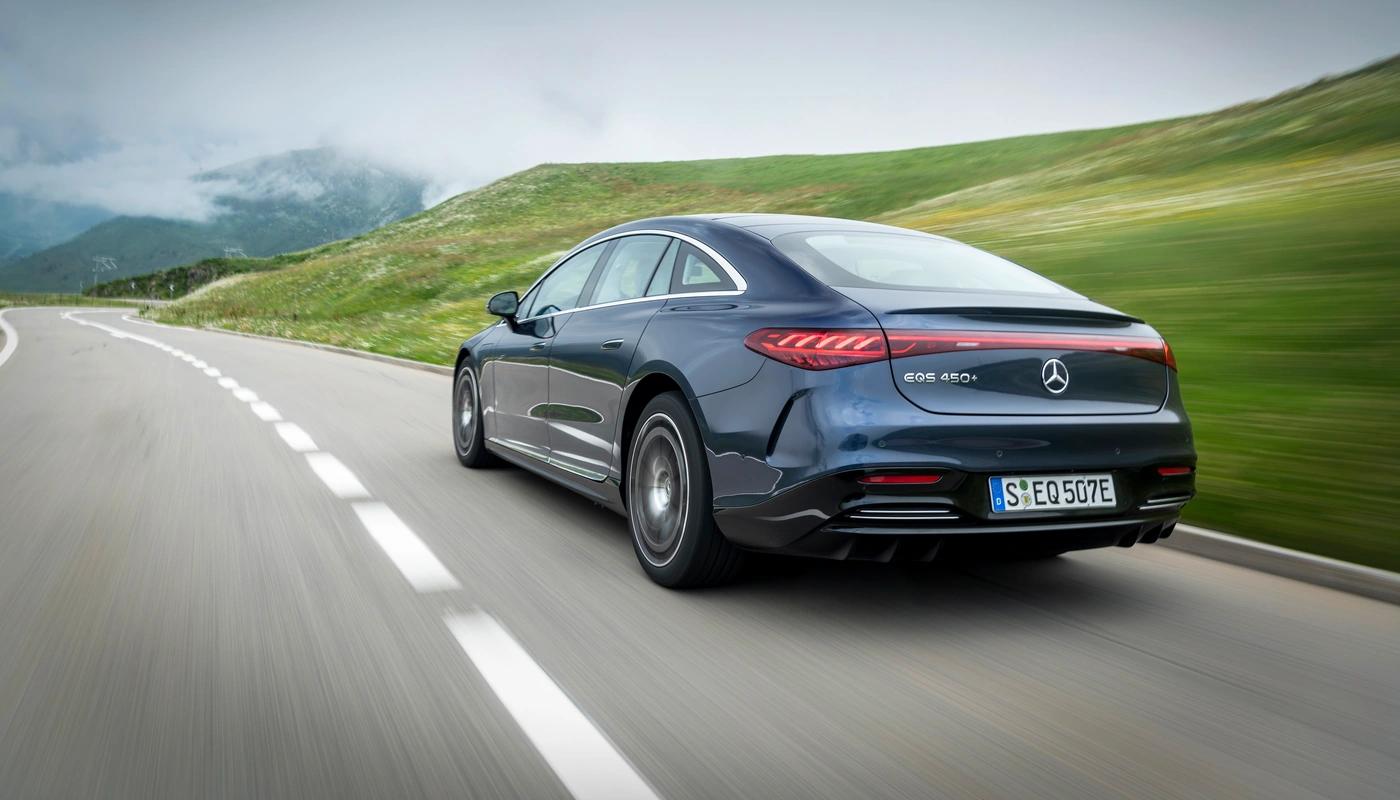 Mercedes Benz Eqs Berlina 450 Plus - Contexto Entorno Real Contexto Conduciendo Exterior Trasera Derecha