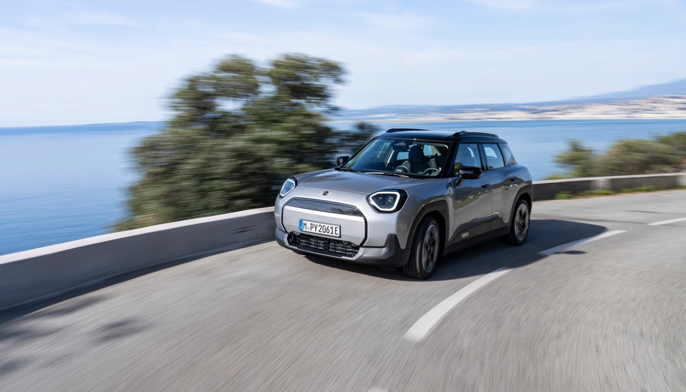 Mini Aceman E - Contexto Entorno Real Contexto Conduciendo Exterior Frontal Izquierda