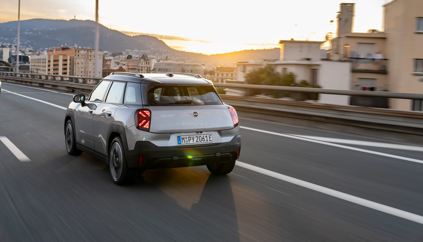 Mini Aceman E - Contexto Entorno Real Contexto Conduciendo Exterior Trasera Derecha