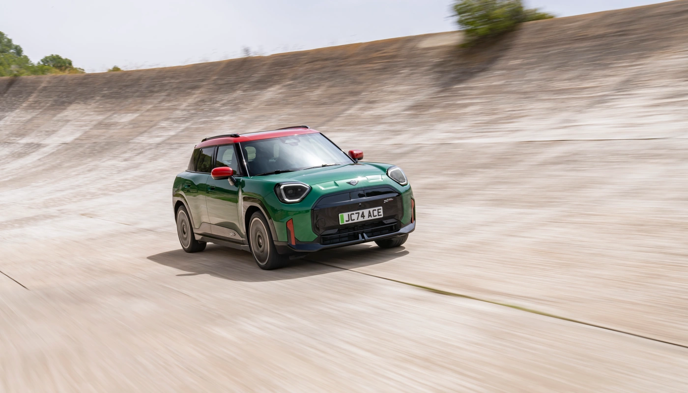 Mini Aceman John Cooper Works E - Contexto Entorno Real Contexto Conduciendo Exterior Frontal Exterior Lateral Derecha