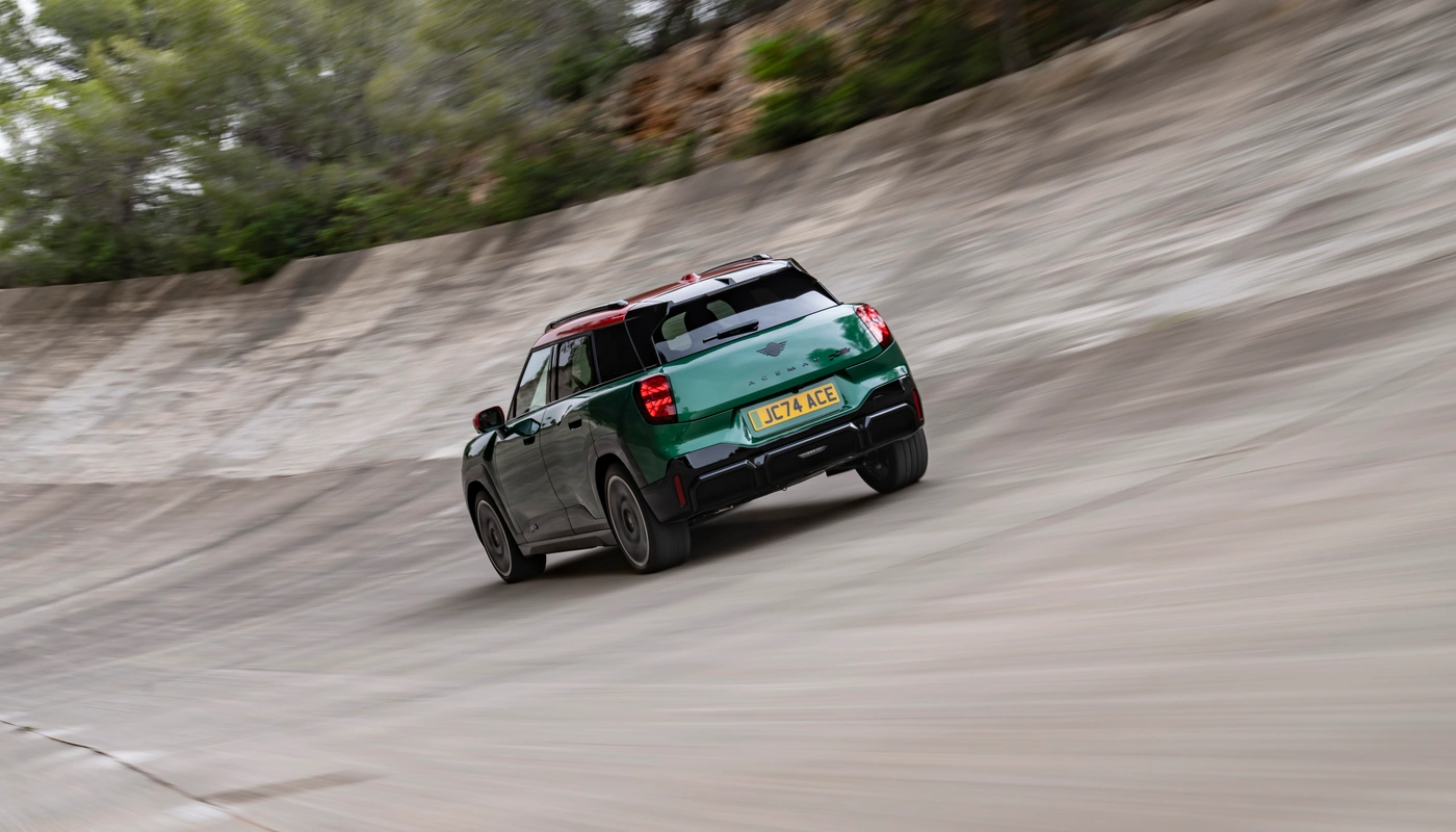 Mini Aceman John Cooper Works E - Contexto Entorno Real Contexto Conduciendo Exterior Trasera