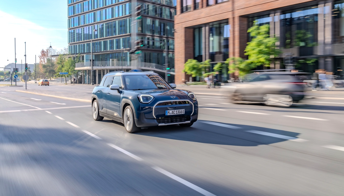 Mini Aceman Se - Contexto Entorno Real Contexto Conduciendo Exterior Frontal Derecha