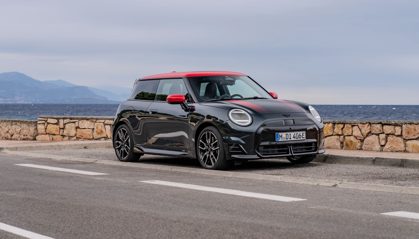 Mini Cooper John Cooper Works E - Contexto Entorno Real Contexto Aparcado Exterior Frontal Derecha