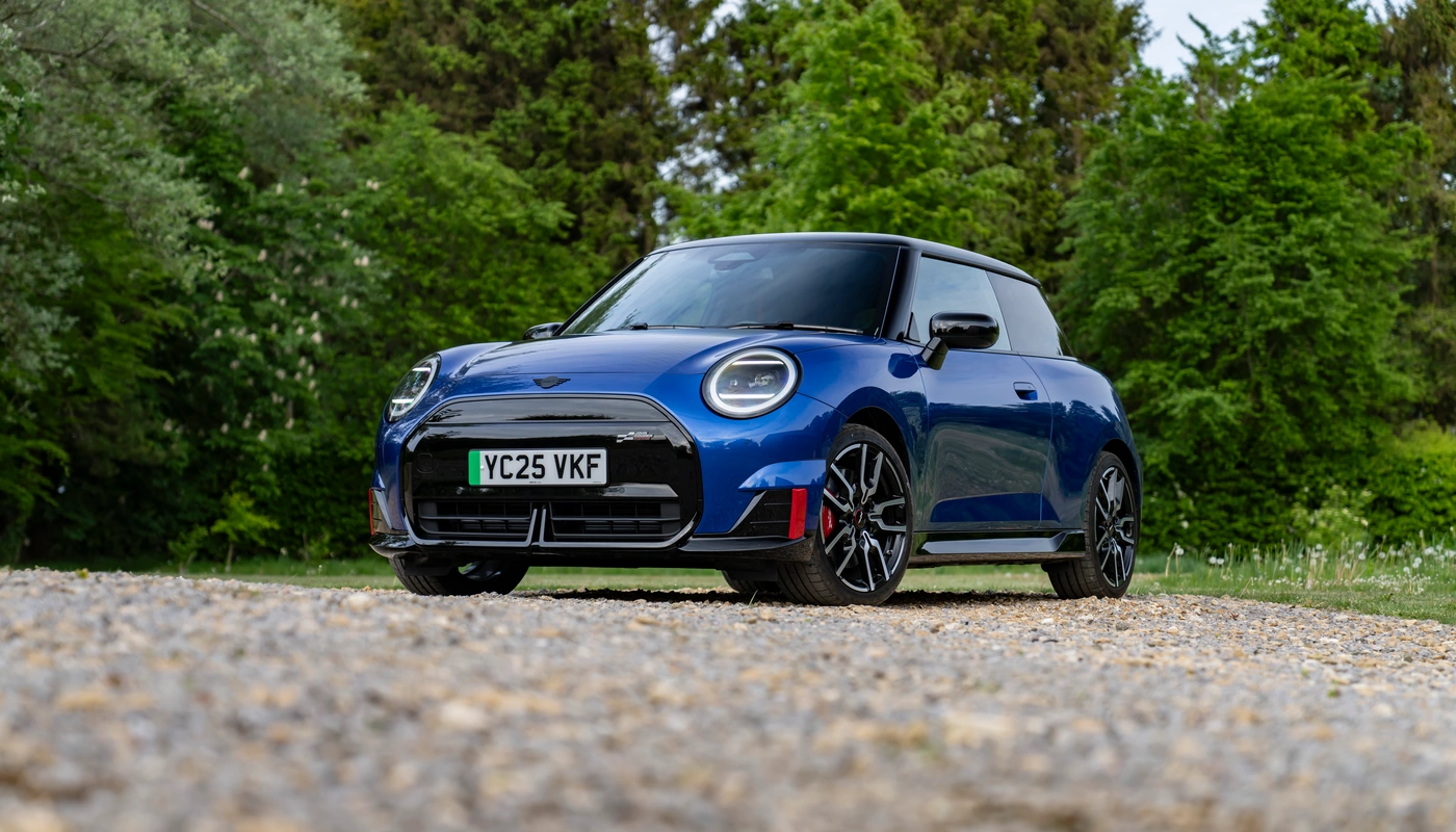 Mini Cooper John Cooper Works E - Contexto Entorno Real Contexto Aparcado Exterior Frontal Izquierda