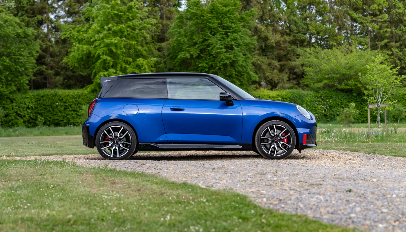 Mini Cooper John Cooper Works E - Contexto Entorno Real Contexto Aparcado Exterior Lateral Derecha