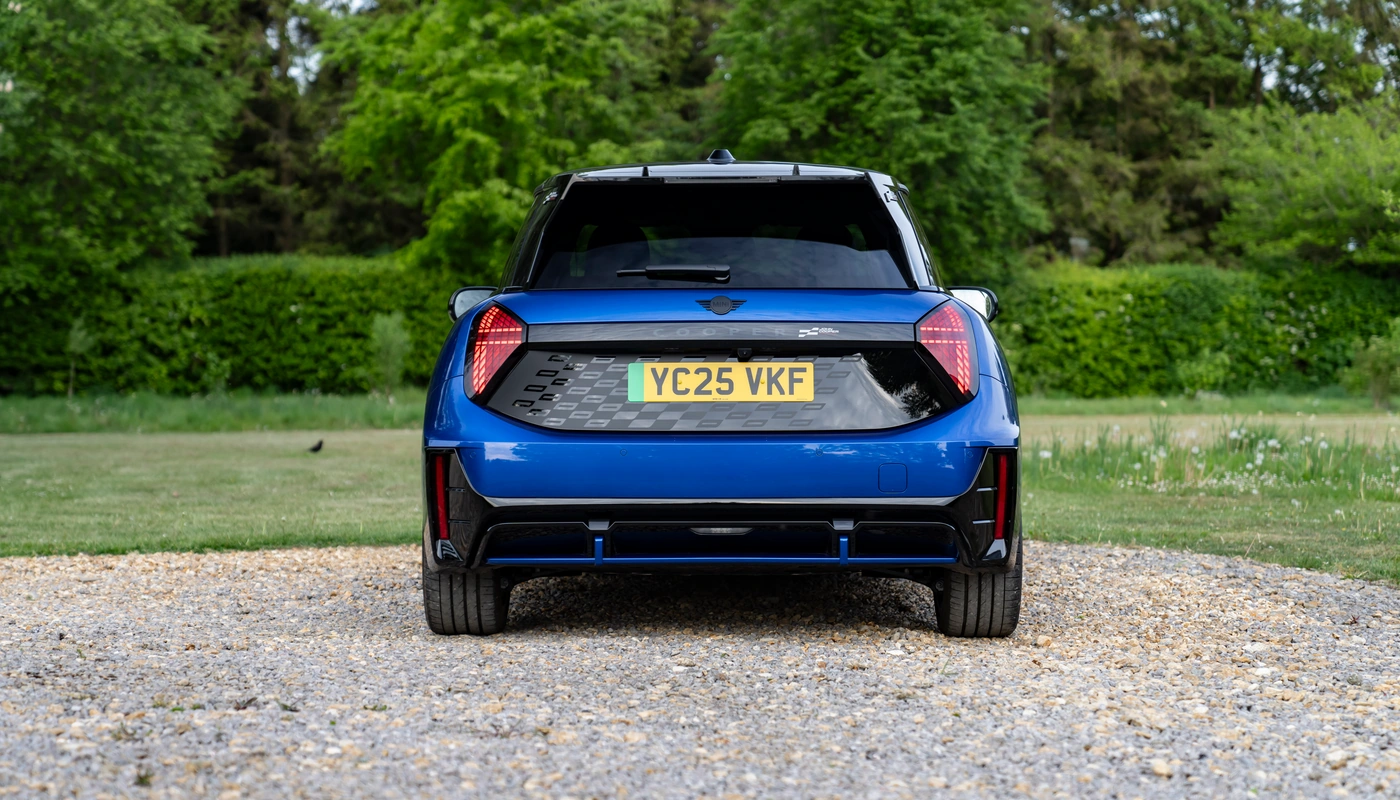 Mini Cooper John Cooper Works E - Contexto Entorno Real Contexto Aparcado Exterior Trasera