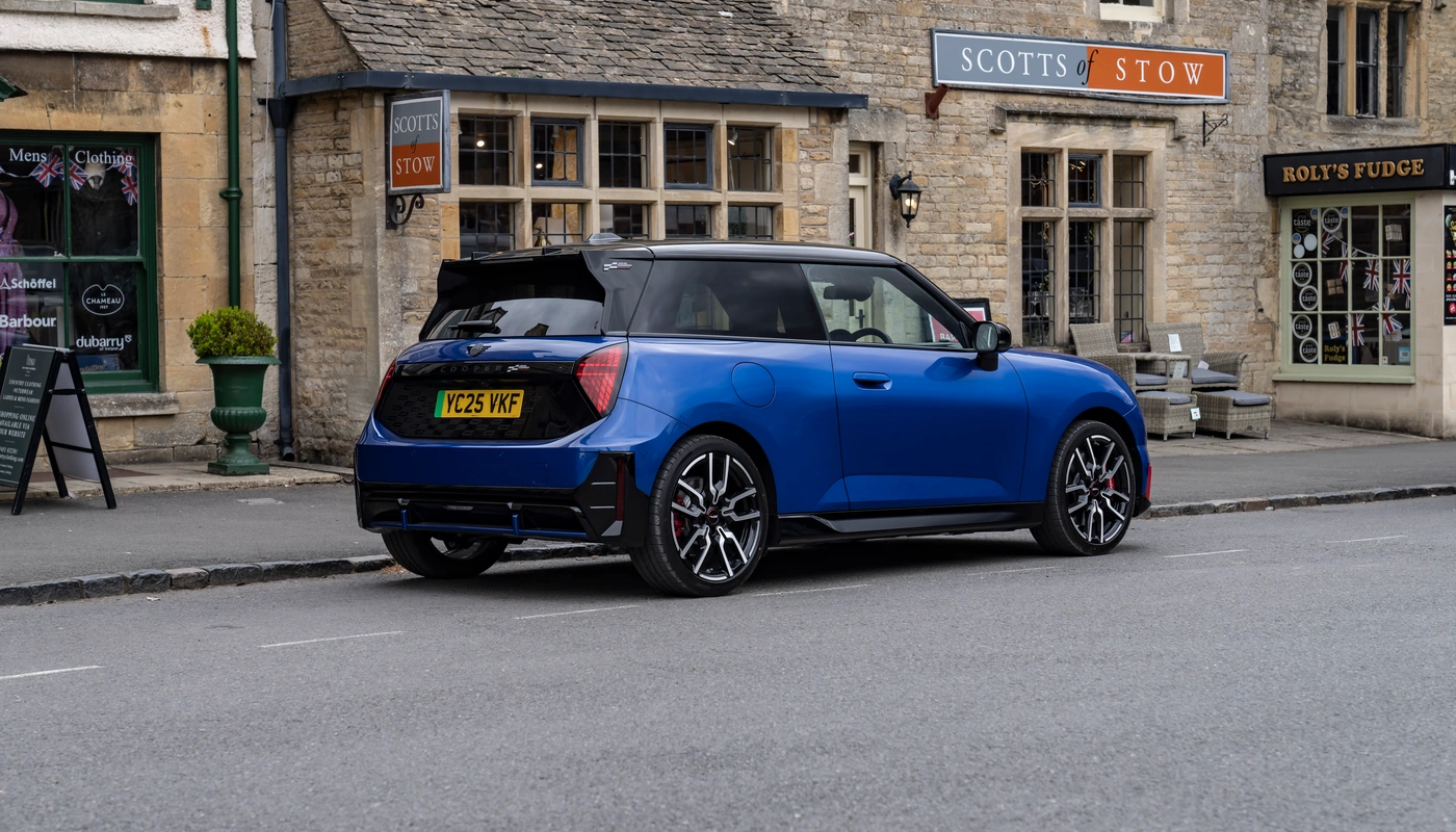 Mini Cooper John Cooper Works E - Contexto Entorno Real Contexto Aparcado Exterior Trasera Izquierda Exterior Lateral Derecha