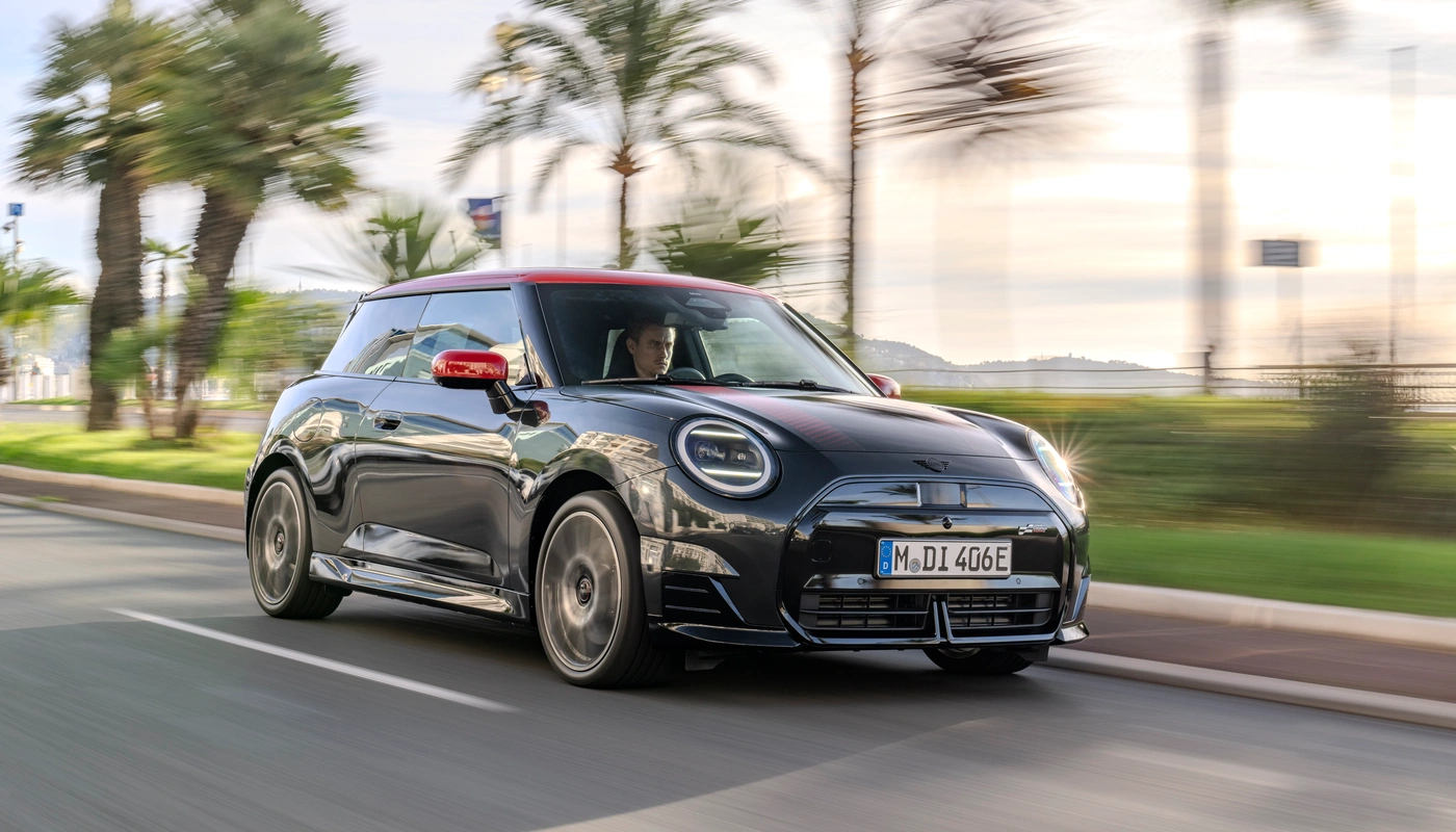 Mini Cooper John Cooper Works E - Contexto Entorno Real Contexto Conduciendo Exterior Frontal Derecha