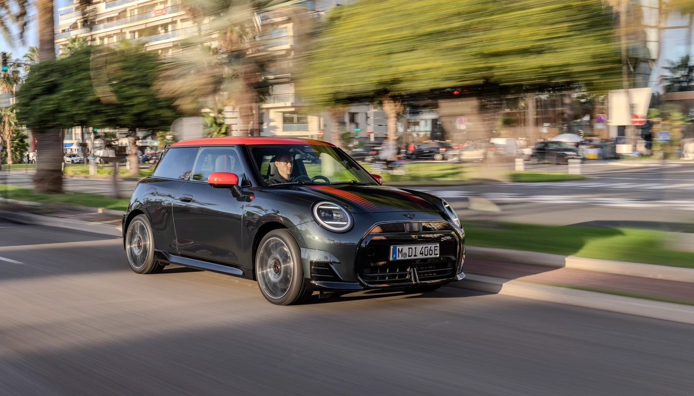 Mini Cooper John Cooper Works E - Contexto Entorno Real Contexto Conduciendo Exterior Frontal Derecha