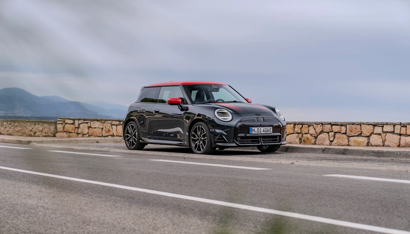 Mini Cooper John Cooper Works E - Contexto Entorno Real Contexto Conduciendo Exterior Frontal Derecha Exterior Lateral Derecha
