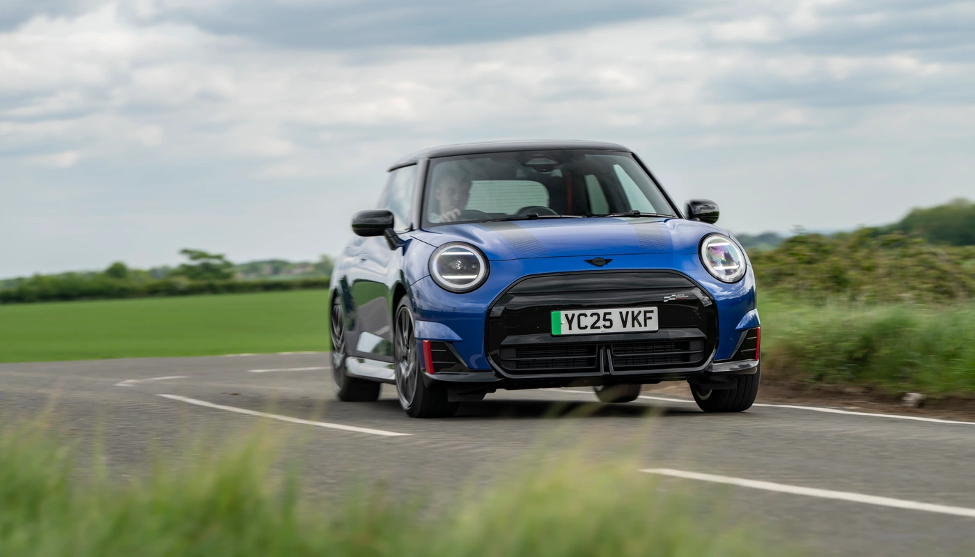 Mini Cooper John Cooper Works E - Contexto Entorno Real Contexto Conduciendo Exterior Frontal Exterior Frontal Derecha