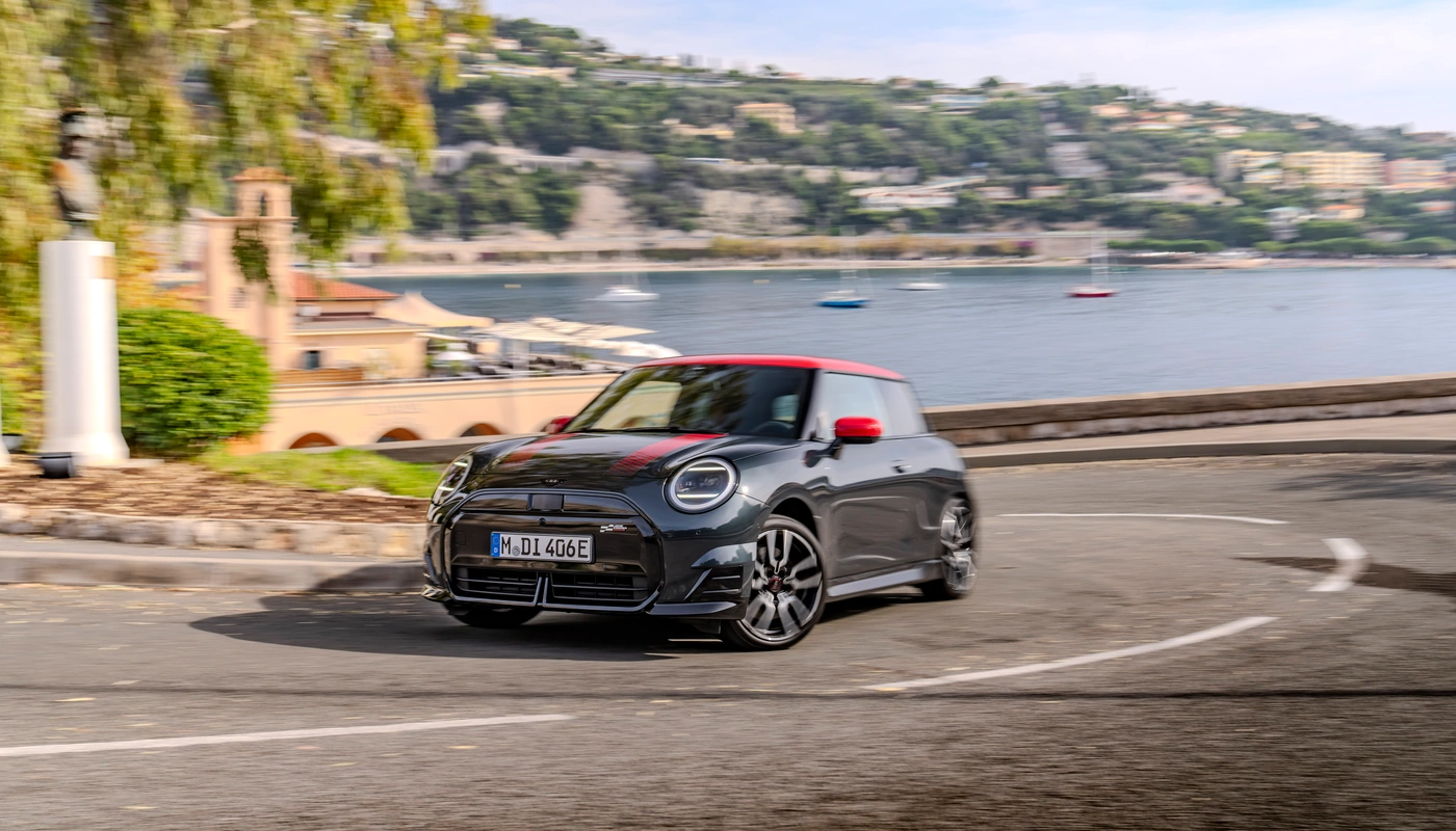 Mini Cooper John Cooper Works E - Contexto Entorno Real Contexto Conduciendo Exterior Frontal Izquierda